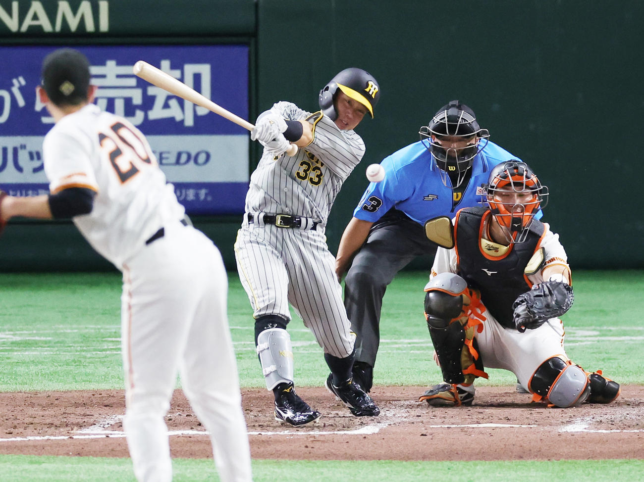 巨人対阪神　8回阪神2死、戸郷から一塁内野安打を放つ糸原（撮影・野上伸悟）