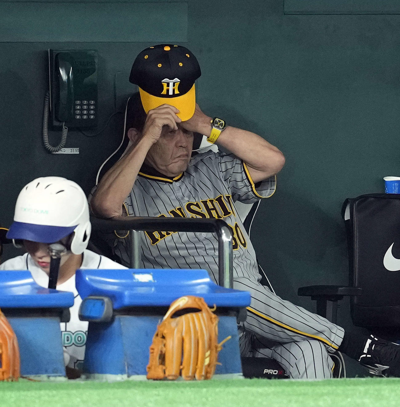 巨人対阪神　巨人に完封負けを喫しベンチで厳しい表情を浮かべる阪神岡田監督（撮影・たえ見朱実）