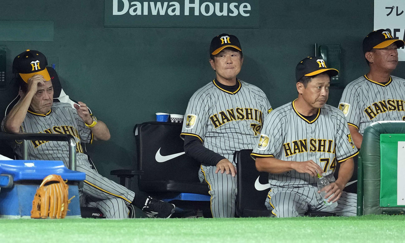 巨人対阪神　巨人に完封負けを喫しベンチで厳しい表情を浮かべる阪神岡田監督（左端）ら首脳陣（撮影・たえ見朱実）