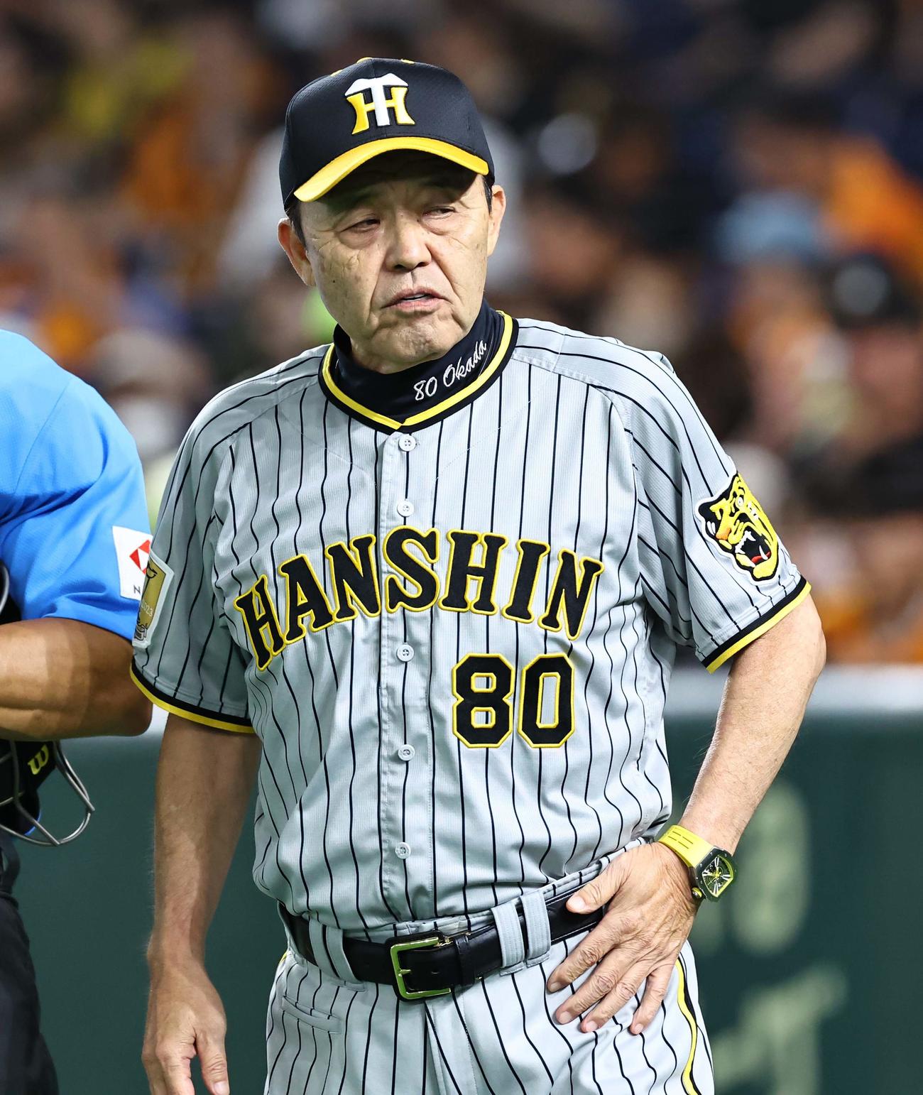 巨人対阪神　選手交代を告げる岡田監督（撮影・上田博志）