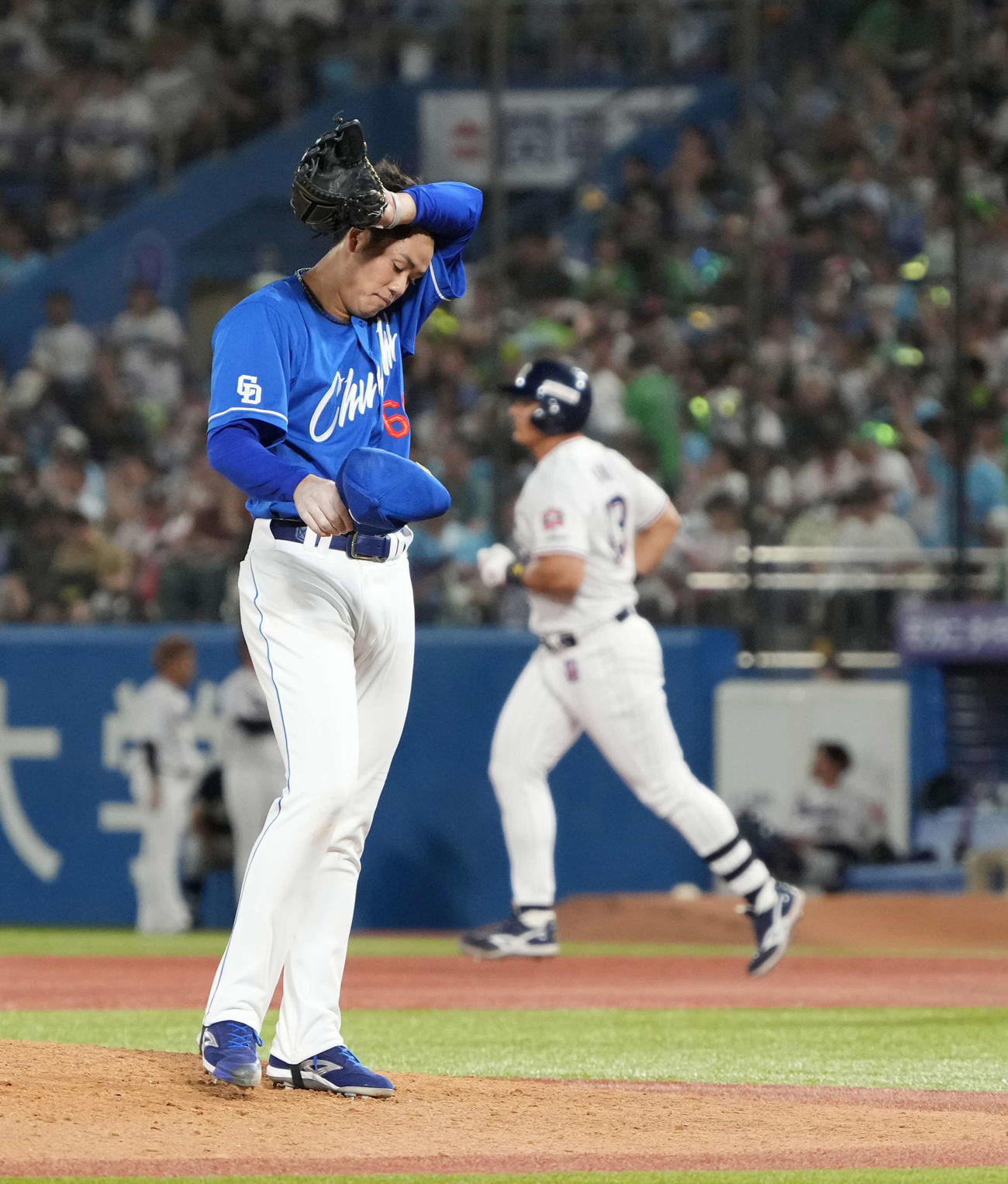 ヤクルト対中日　5回裏ヤクルト2死一、二塁、中日先発の松木平（左）はオスナに左越えの勝ち越し3点本塁打を許す（撮影・小沢裕）
