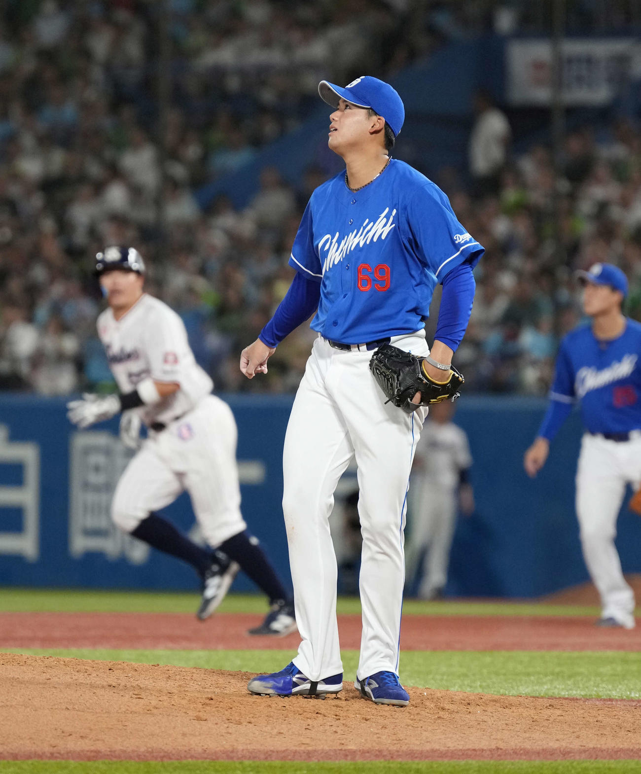 ヤクルト対中日　5回裏ヤクルト2死一、二塁、中日先発の松木平はオスナに左越えの勝ち越し3点本塁打を許す（撮影・小沢裕）