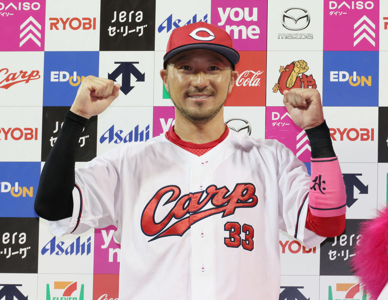 広島対DeNA　お立ち台でポーズを決める菊池（撮影・加藤孝規）