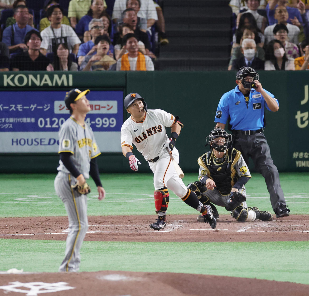 巨人対阪神　4回裏巨人2死満塁、及川から左越え満塁本塁打を放つ浅野（撮影・野上伸悟）