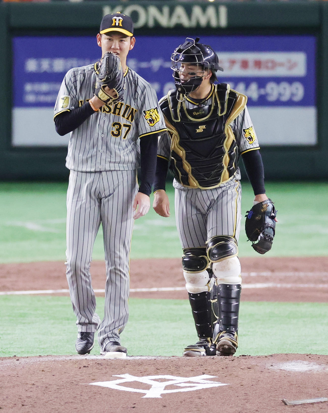 巨人対阪神　4回裏巨人2死満塁、話をする阪神及川（左）と梅野（撮影・野上伸悟）