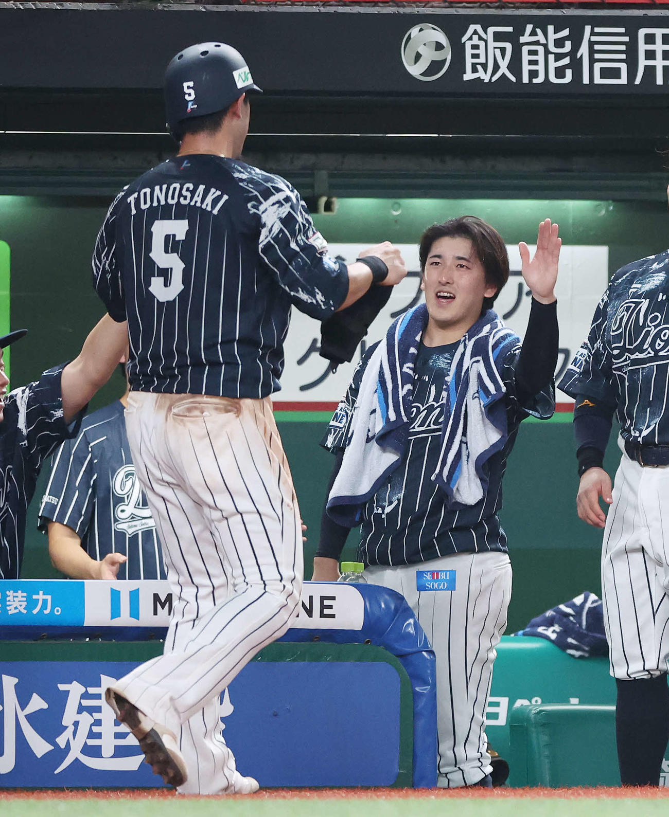 西武対ソフトバンク　5回裏西武2死二塁、源田の適時打で生還した外崎（左）を迎える隅田（撮影・宮地輝）