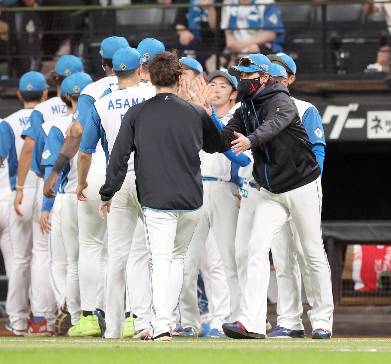 日本ハム対ロッテ　試合終了後、ナインを出迎える日本ハム新庄監督（右）（撮影・佐藤翔太）