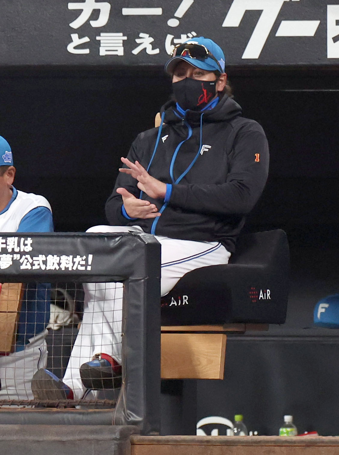 日本ハム対ロッテ　5回表の守備を終えナインに拍手を送る新庄監督（撮影・佐藤翔太）