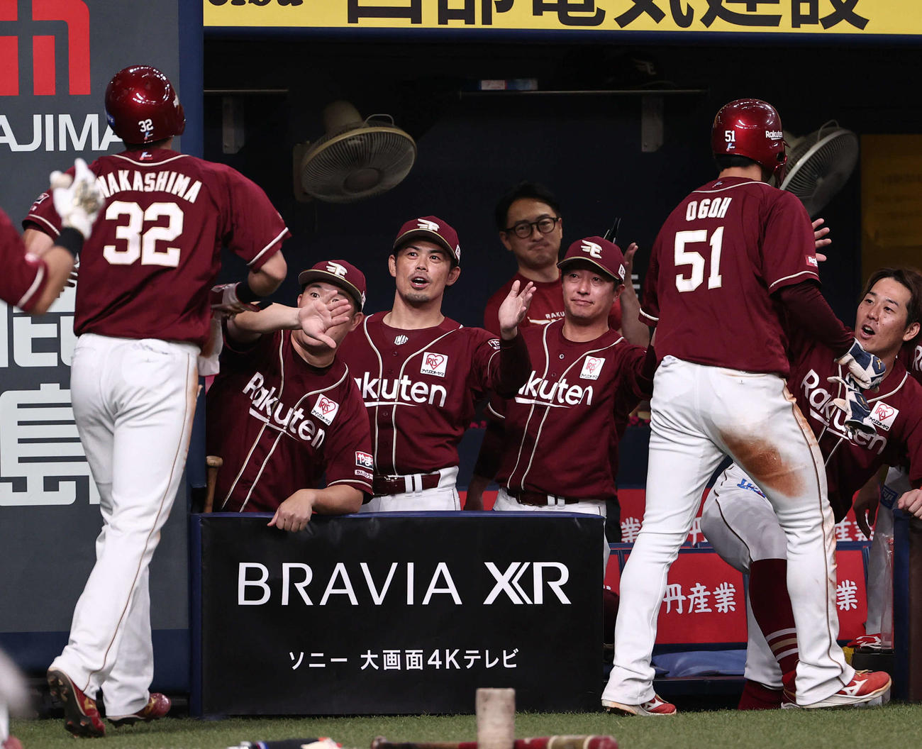 オリックス対楽天　5回表楽天2死一、三塁、小深田の適時三塁打で生還した小郷、中島を迎える今江監督ら楽天ナイン（撮影・西尾就之）