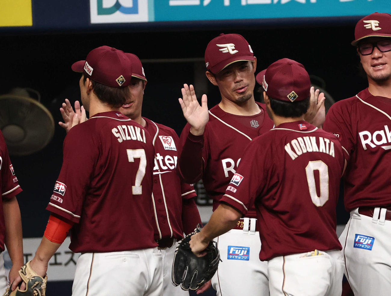 オリックス対楽天　オリックスに連勝し、小深田らナインを出迎える今江監督（撮影・西尾就之）