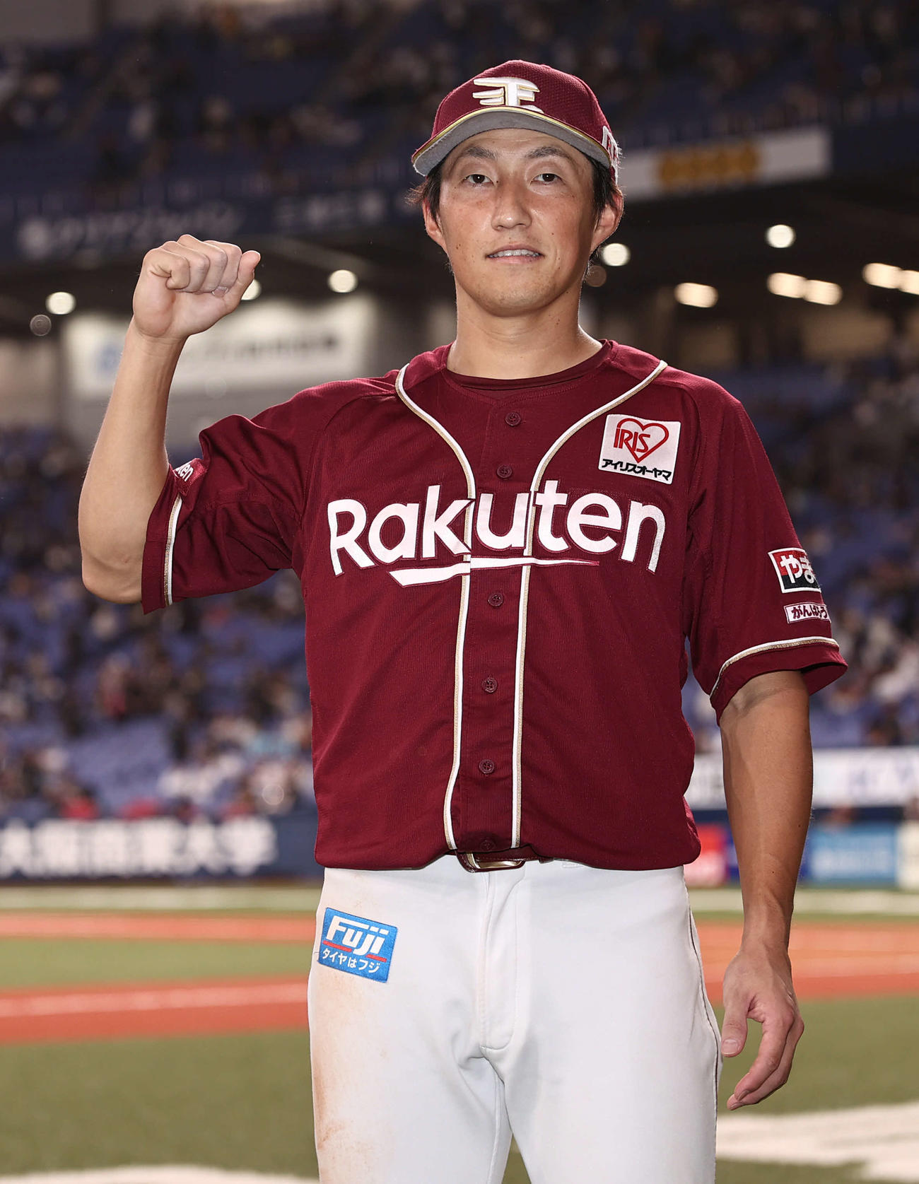 オリックス対楽天　決勝打を放った楽天小深田はガッツポーズ（撮影・西尾就之）