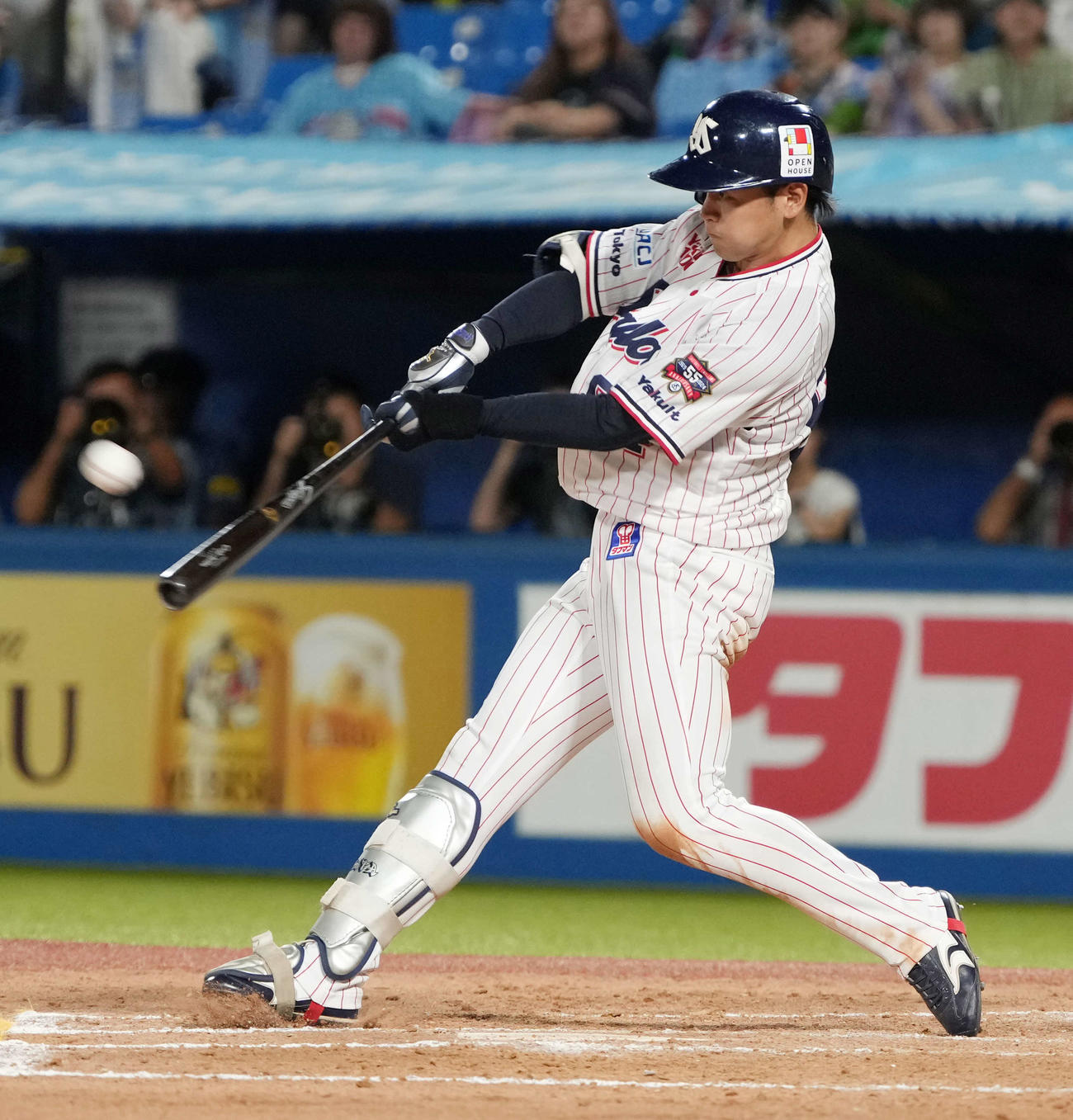 ヤクルト対中日　8回裏ヤクルト2死一塁、岩田は右越えに同点2点本塁打を放つ（撮影・小沢裕）