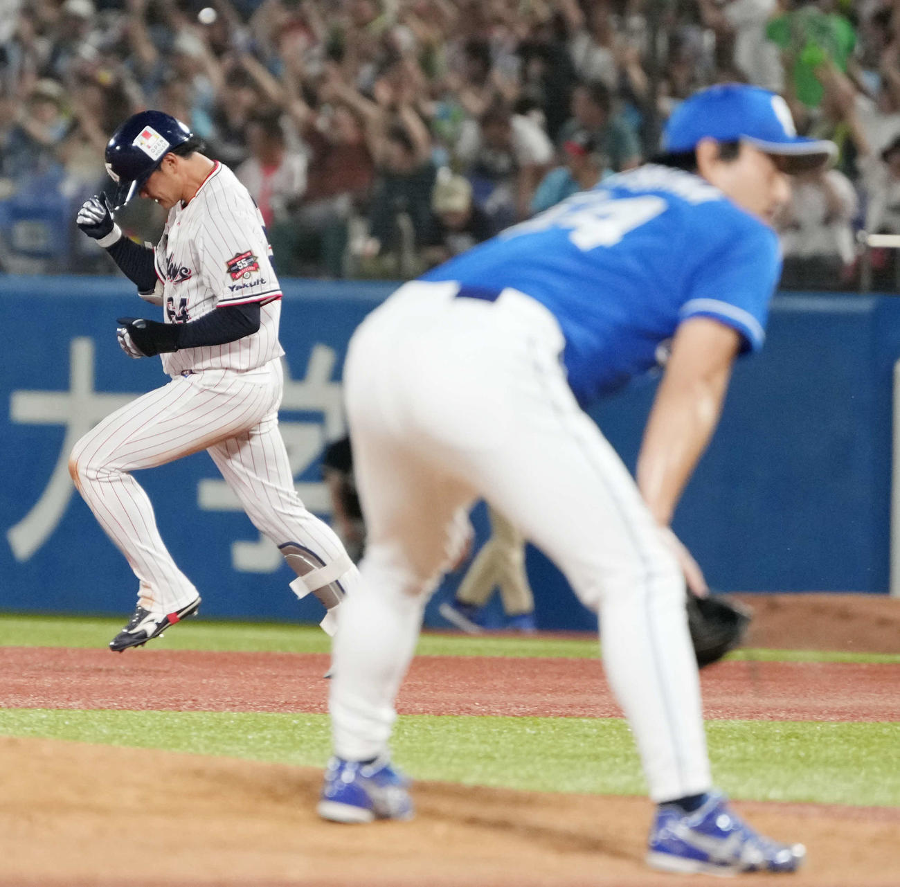 ヤクルト対中日　8回裏ヤクルト2死一塁、岩田（左）は右越えに同点2点本塁打を放ちガッツポーズ（撮影・小沢裕）