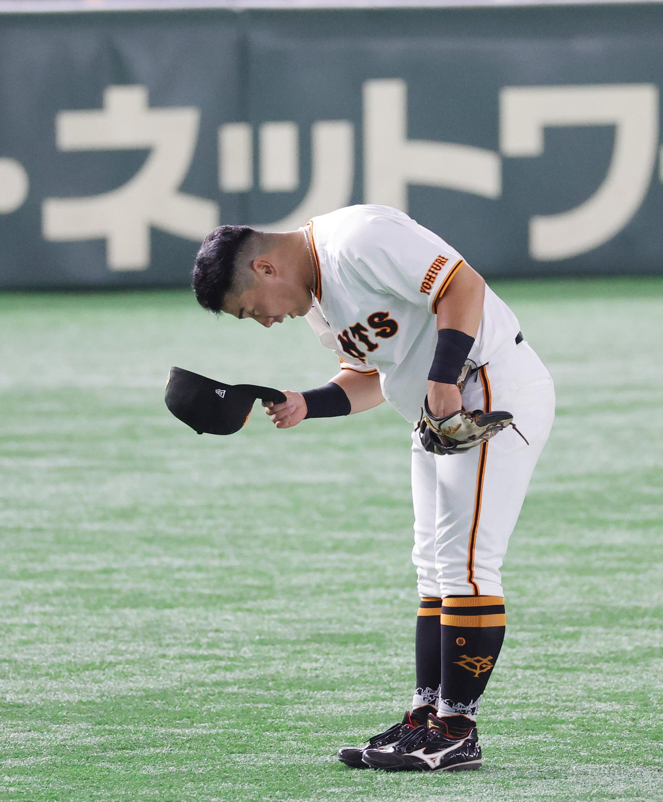 巨人対阪神　4回裏巨人に満塁本塁打を放った浅野は、守備につく際にファンからのコールに感謝する（撮影・野上伸悟）