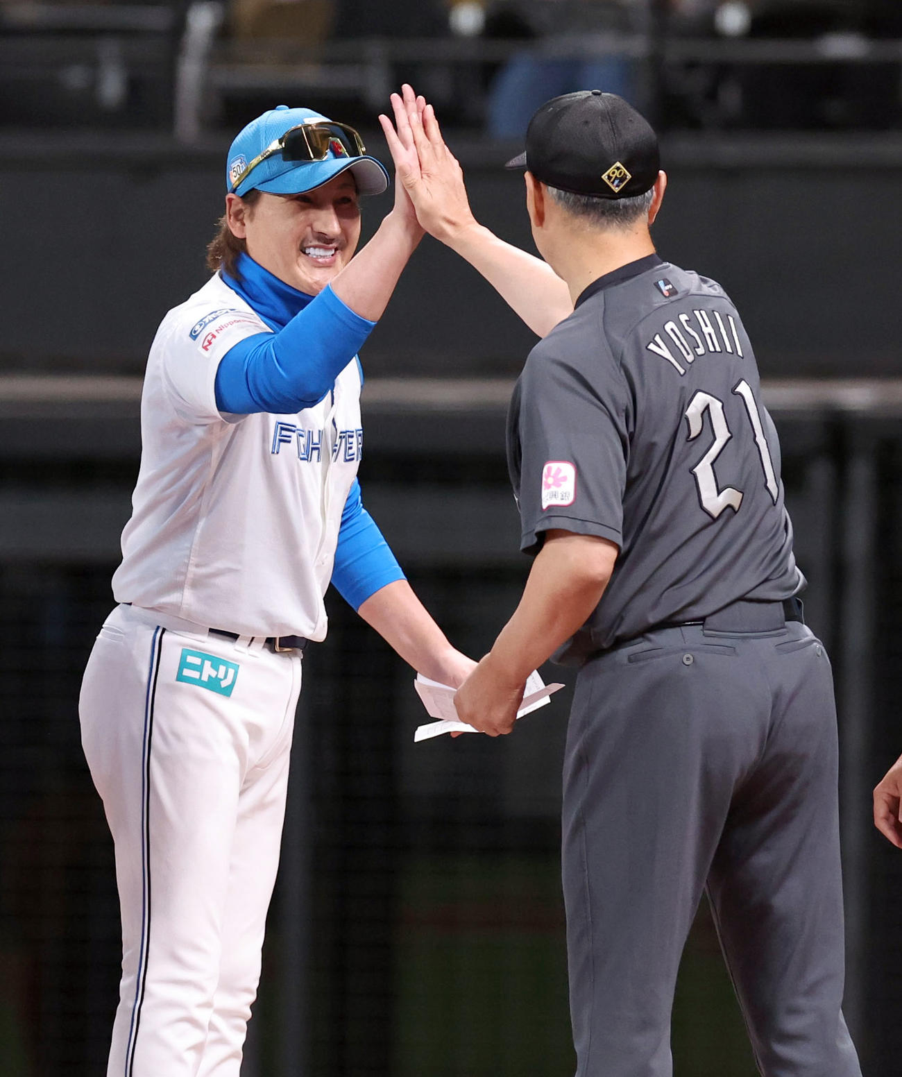 日本ハム対ロッテ　メンバー表を交換しハイタッチをする日本ハム新庄監督（左）とロッテ吉井監督（撮影・佐藤翔太）