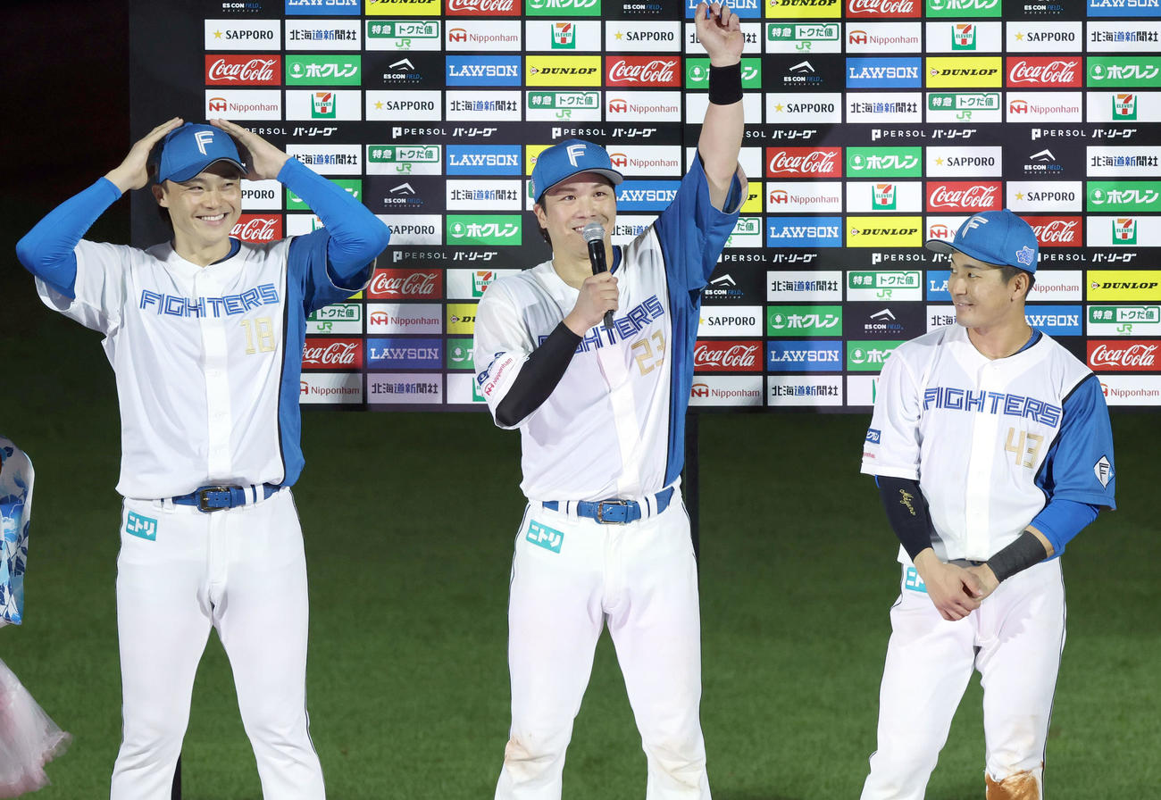 日本ハム対ロッテ　試合終了後、インタビューに応じる、左から日本ハム山崎、伏見、水野（撮影・佐藤翔太）