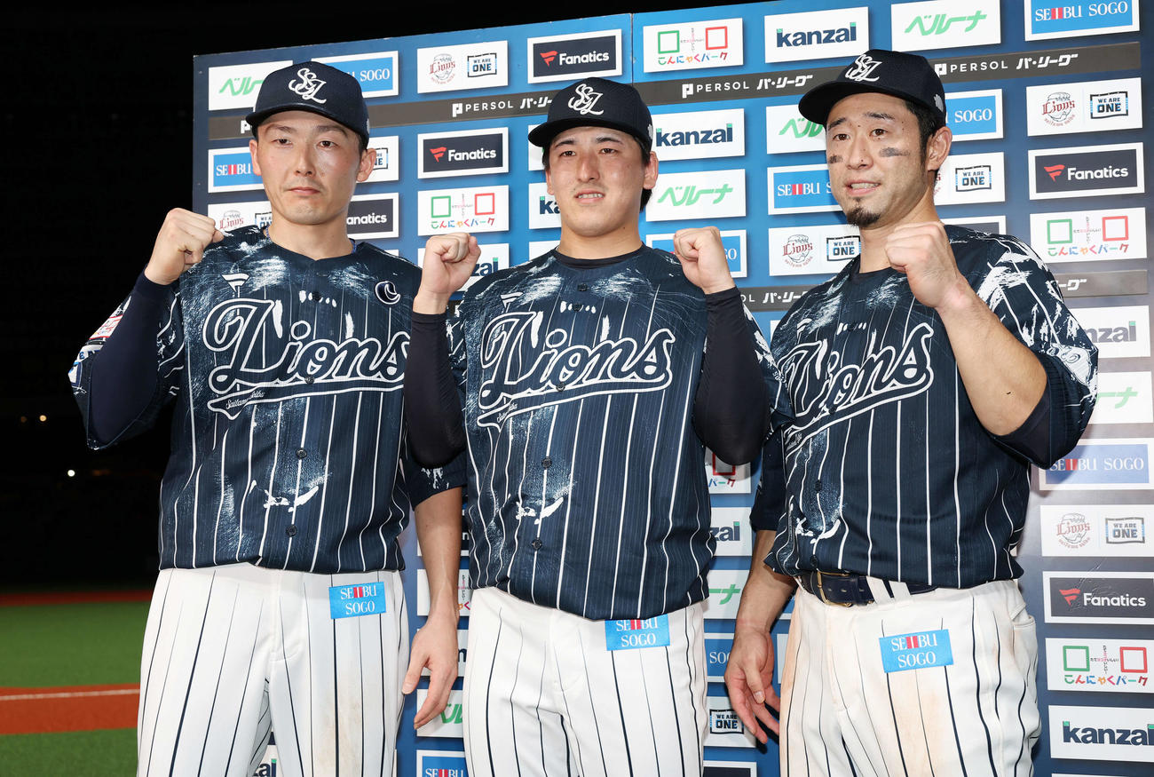 西武対ソフトバンク　勝利のガッツポーズをする、左から西武源田、隅田、外崎（撮影・宮地輝）