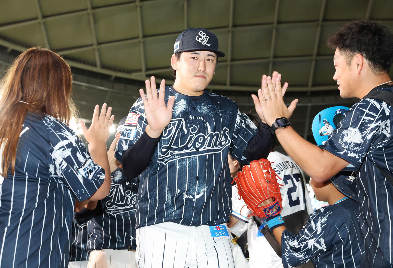 西武対ソフトバンク　ファンと勝利のタッチを交わす西武隅田（撮影・宮地輝）