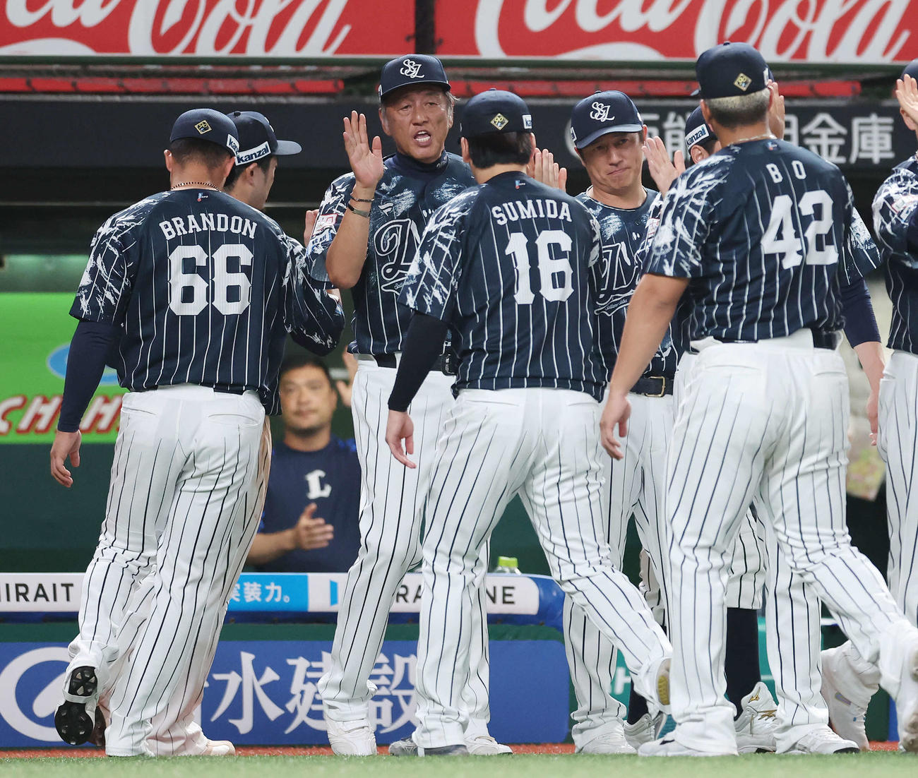 西武対ソフトバンク　西武隅田（中央右）と勝利のタッチを交わす渡辺GM兼監督代行（同左）（撮影・宮地輝）