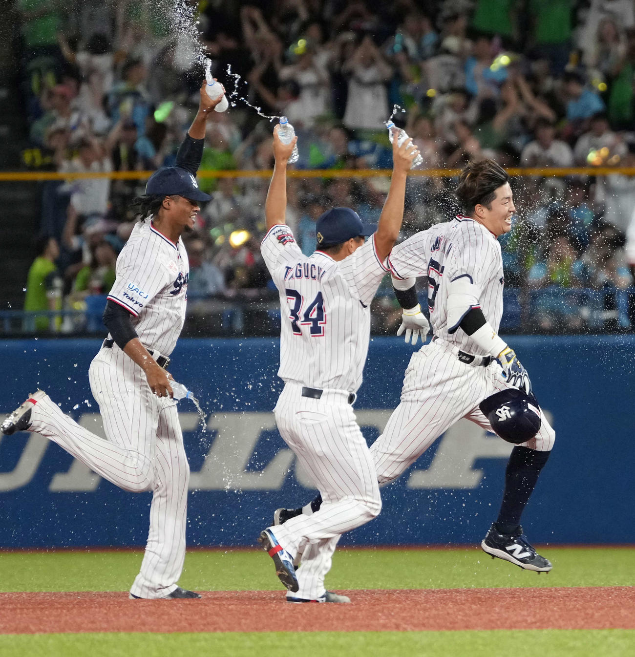 ヤクルト対中日　延長11回裏ヤクルト2死満塁、村上は右前にサヨナラ適時打を放つ（撮影・小沢裕）