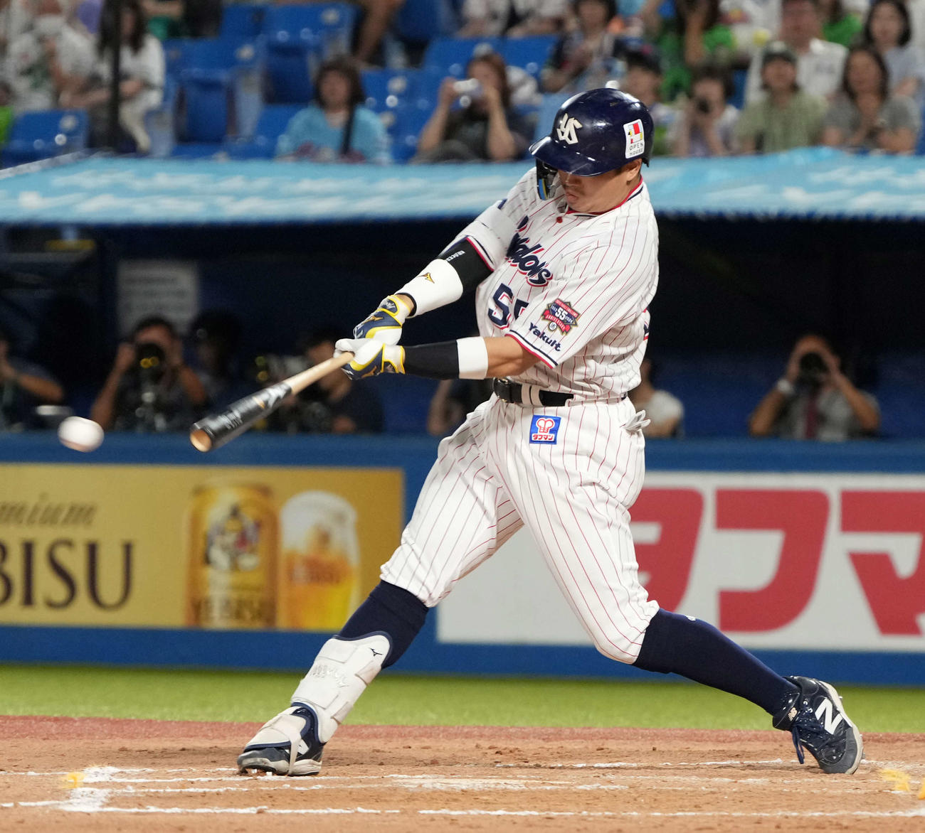 ヤクルト対中日　延長11回裏ヤクルト2死満塁、村上は右前にサヨナラ適時打を放つ（撮影・小沢裕）
