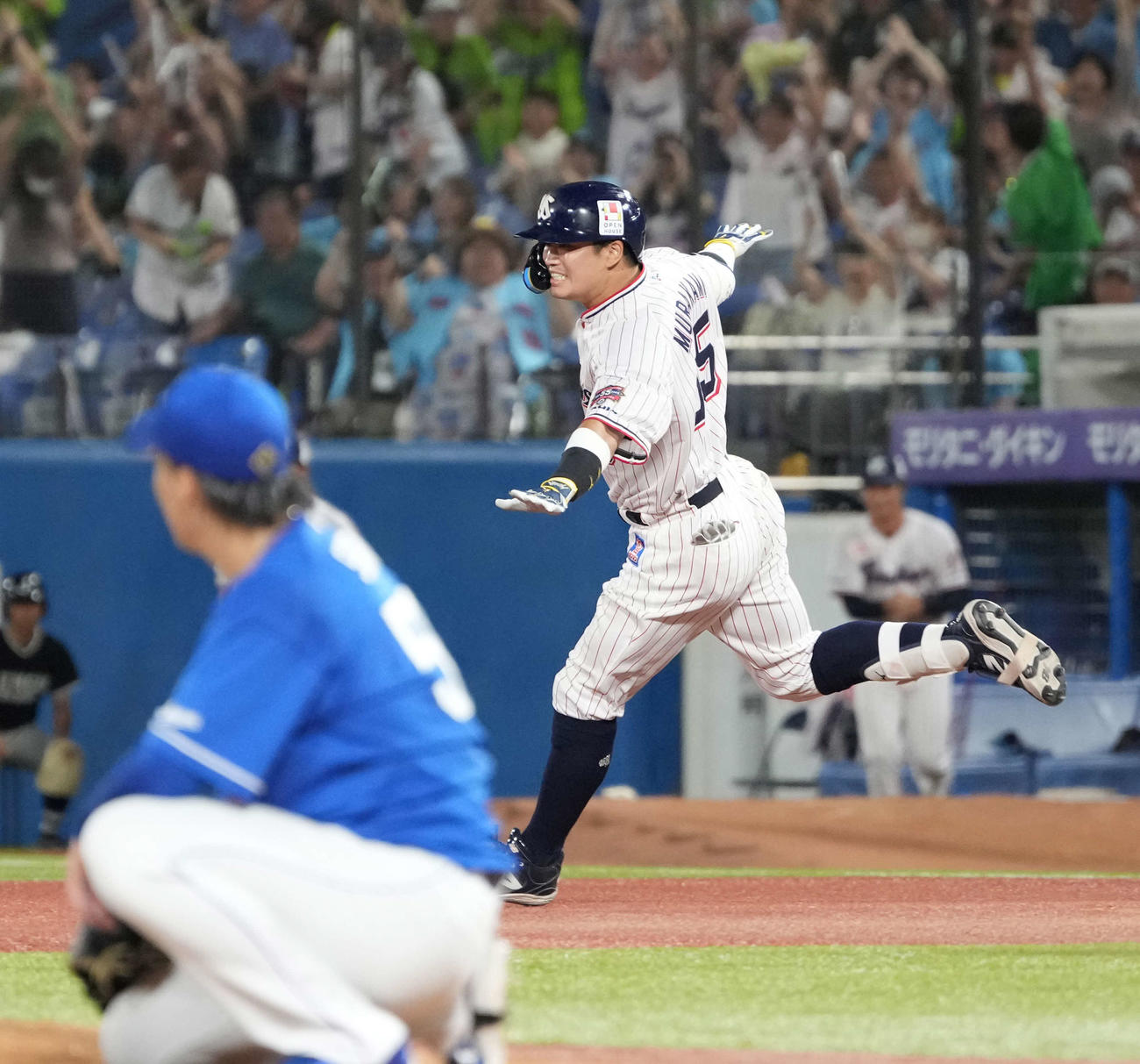 ヤクルト対中日　延長11回裏ヤクルト2死満塁、村上は右前にサヨナラ適時打を放つ（撮影・小沢裕）