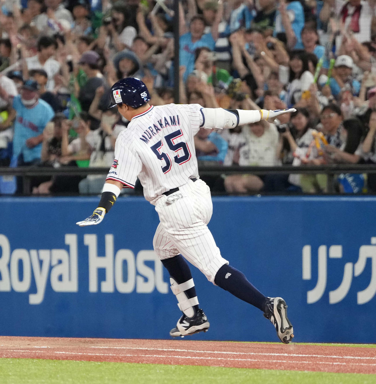 ヤクルト対中日　延長11回裏ヤクルト2死満塁、村上は右前にサヨナラ適時打を放つ（撮影・小沢裕）