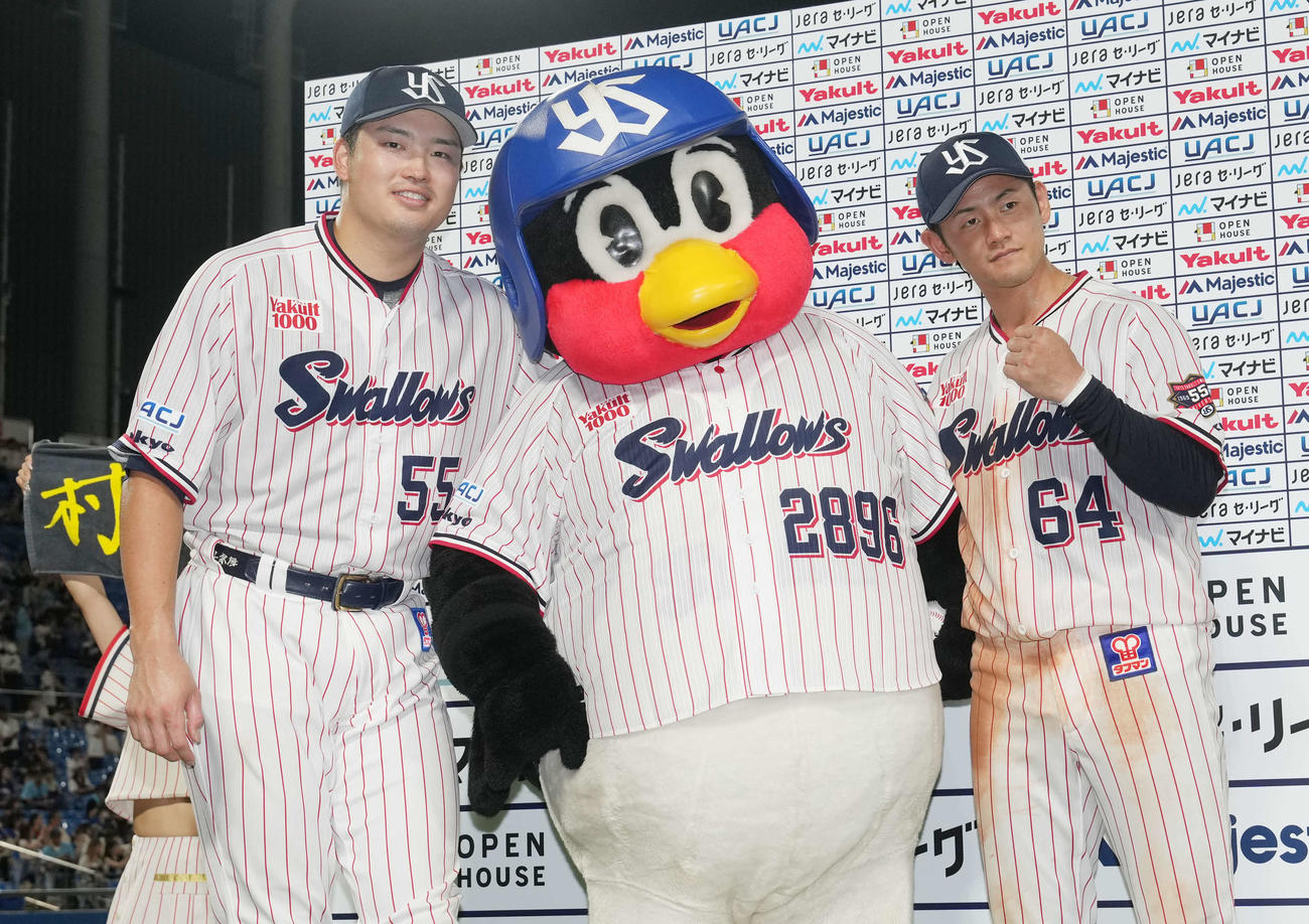 ヤクルト対中日　ヒーローインタビューを終え球団マスコットのつば九郎と記念撮影するヤクルト村上（左）と岩田（右）（撮影・小沢裕）