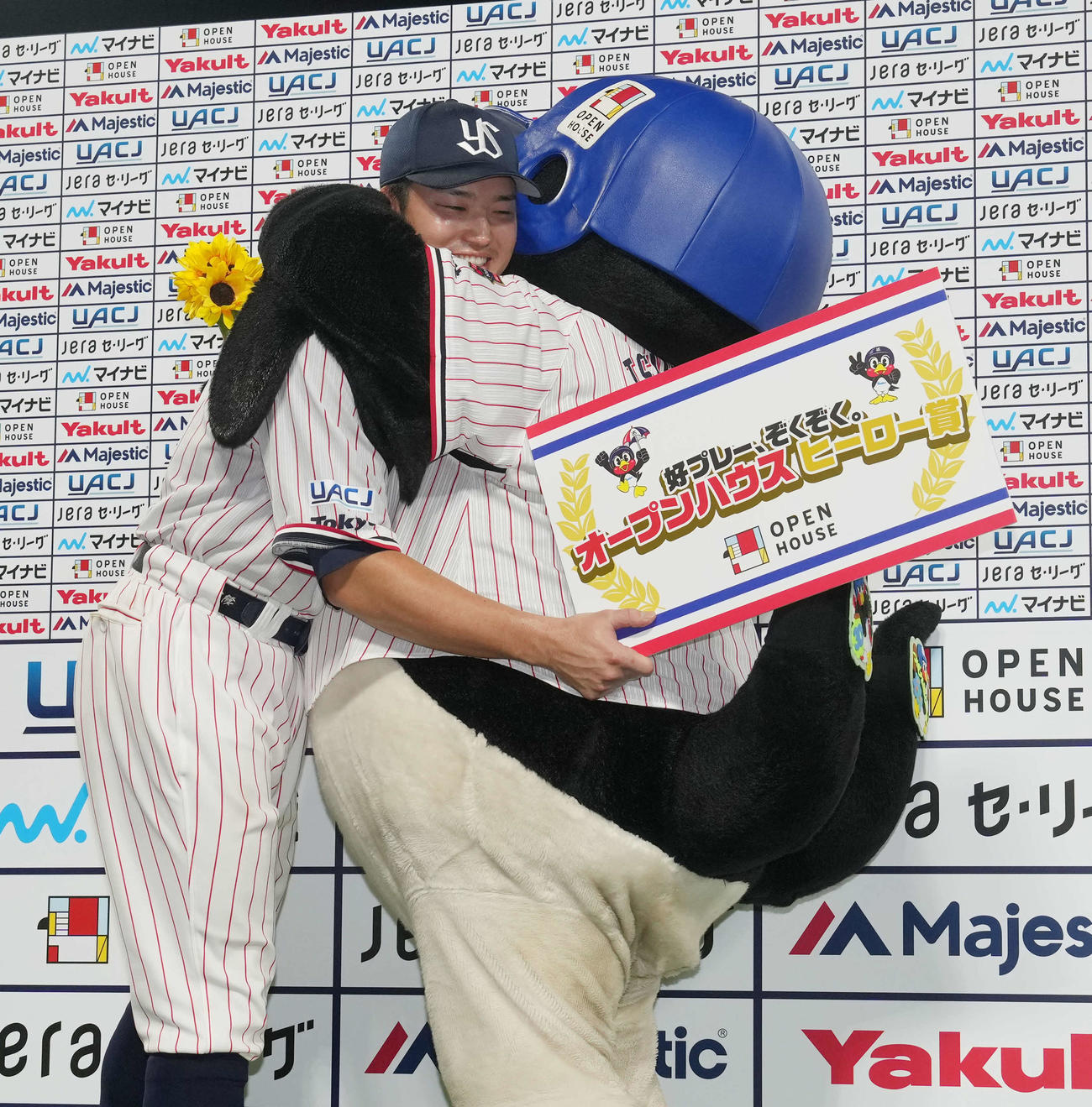 ヤクルト対中日　ヒーローインタビューで球団マスコットのつば九郎（右）と抱き合うヤクルト村上（撮影・小沢裕）