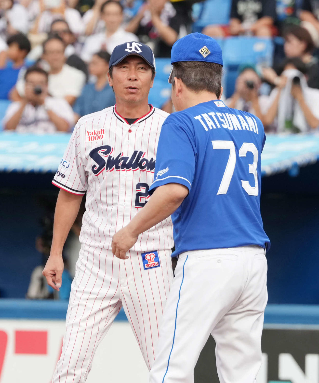 ヤクルト対中日　試合前のメンバー表交換であいさつするヤクルト高津監督（左）と中日立浪監督（撮影・小沢裕）