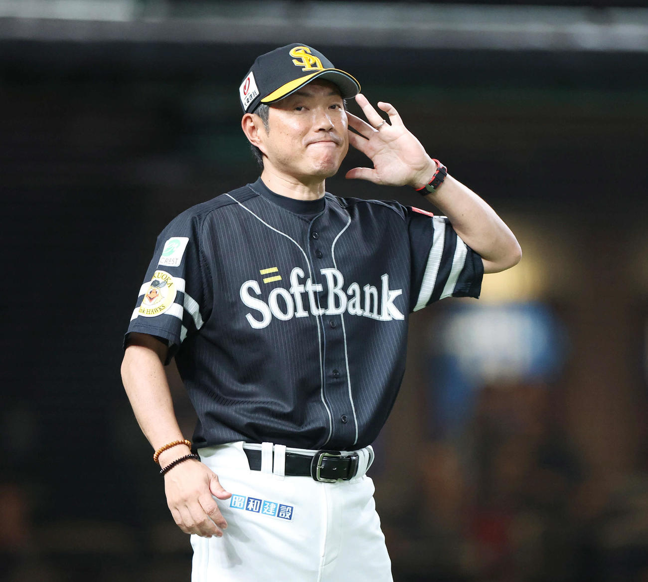西武対ソフトバンク　6回裏、選手交代を告げ渋い表情でベンチに下がるソフトバンク小久保監督（撮影・宮地輝）
