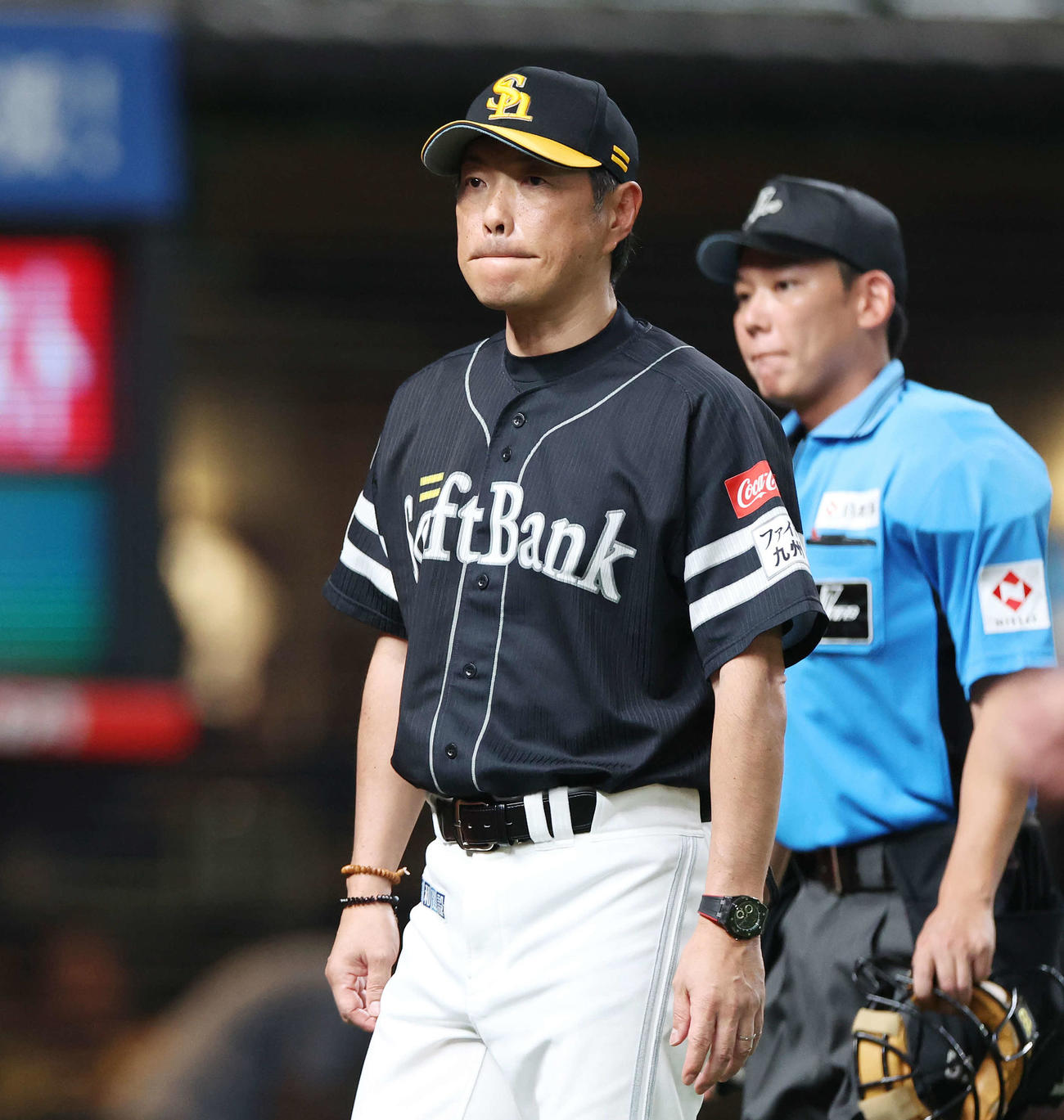西武対ソフトバンク　7回裏、選手交代を告げ渋い表情でベンチに下がるソフトバンク小久保監督（撮影・宮地輝）