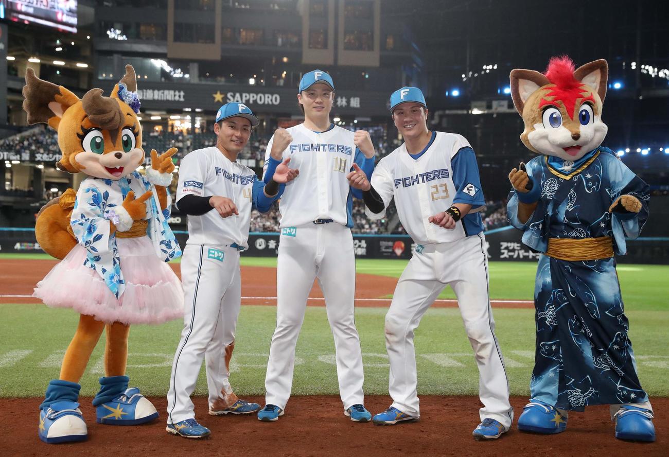 日本ハム対ロッテ　試合後、山崎を中心にバントポーズをとる水野（左）と伏見（撮影・黒川智章）
