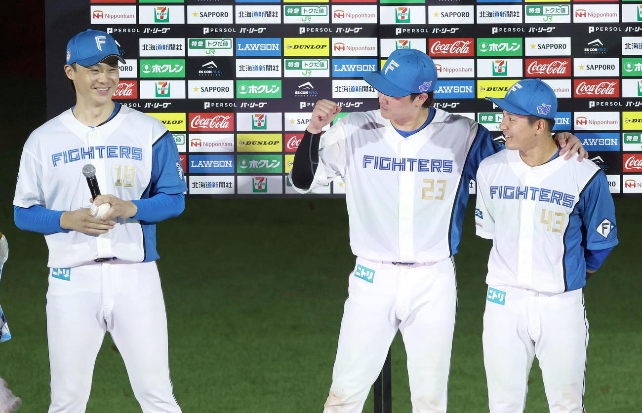 日本ハム対ロッテ　日本ハム山崎（左）は二連続スクイズを決めた伏見と水野に笑顔で声をかける（撮影・佐藤翔太）