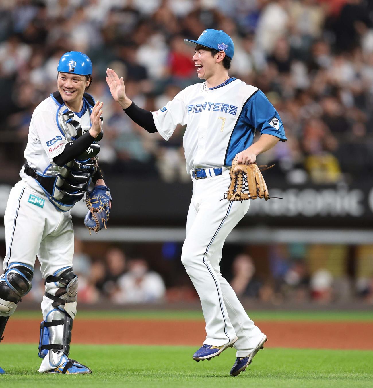 日本ハム対ロッテ　試合後、伏見（左）と笑顔でハイタッチする松本剛（撮影・黒川智章）