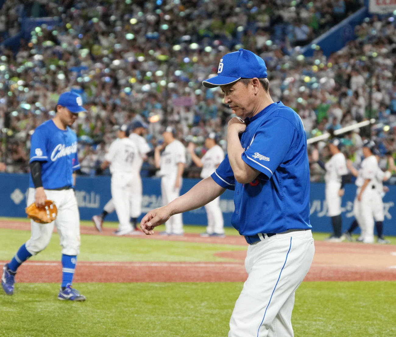 ヤクルト対中日　サヨナラ負けを喫し球場をあとにする中日立浪監督（撮影・小沢裕）