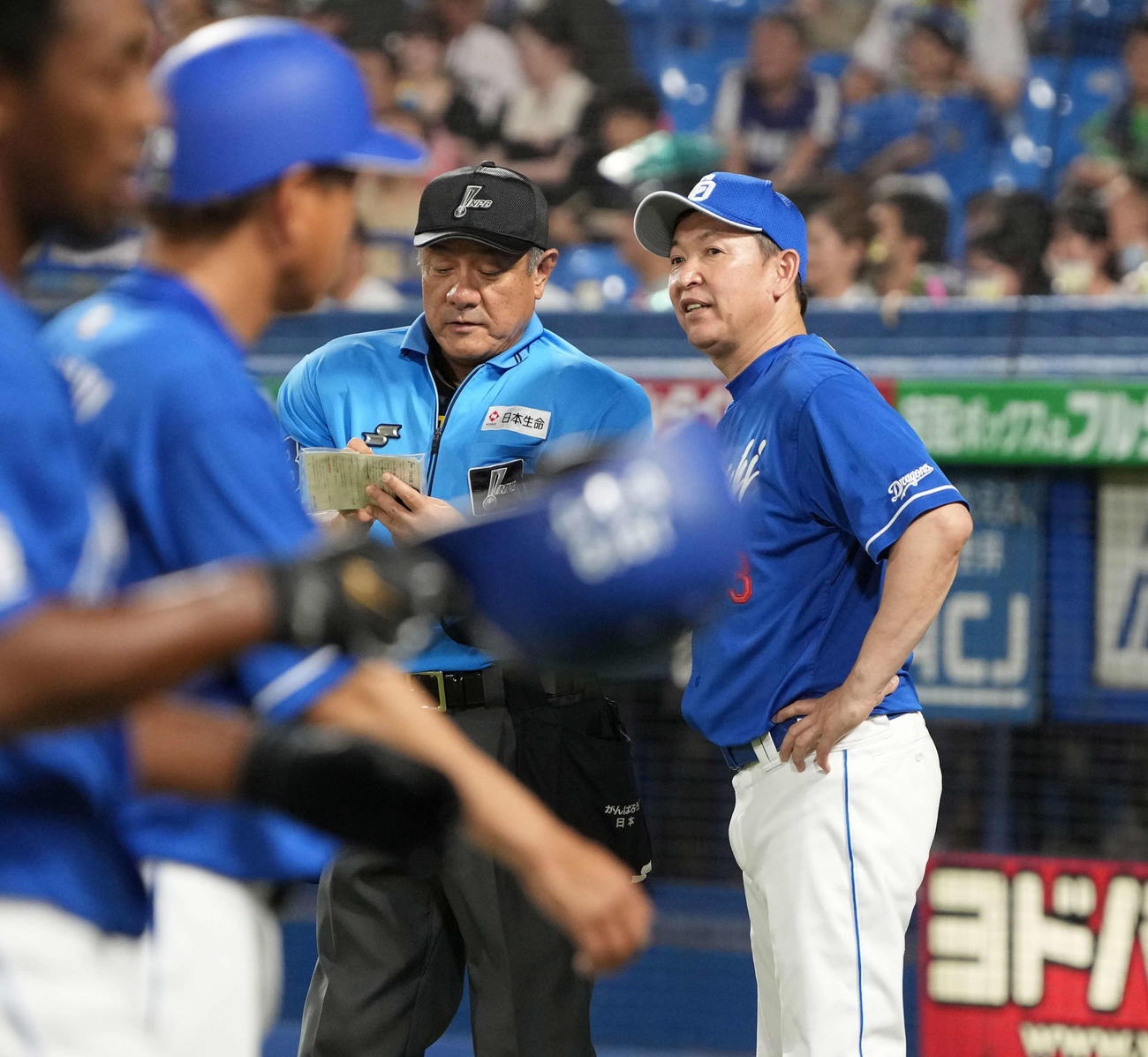 ヤクルト対中日　選手交代を告げる中日立浪監督（撮影・小沢裕）