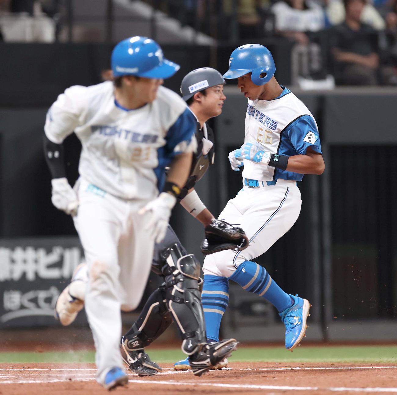 日本ハム対ロッテ　2回裏日本ハム無死二、三塁、伏見のスクイズで生還する三塁走者の万波（撮影・黒川智章）