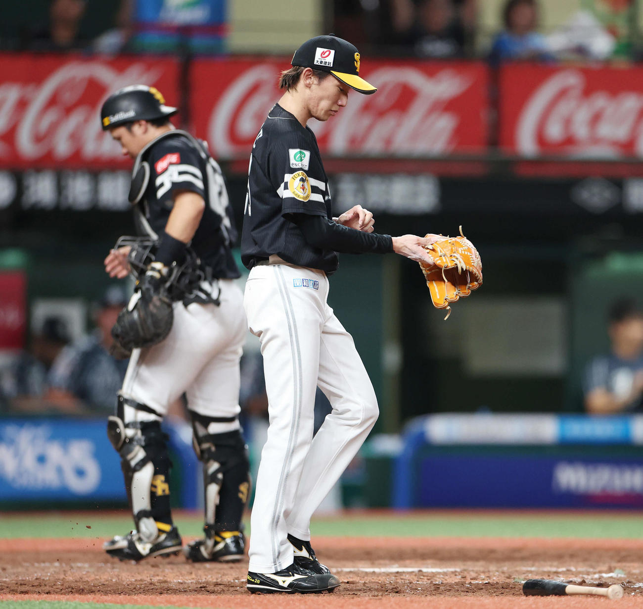 西武対ソフトバンク　5回裏西武2死二塁、源田に左前適時打を浴び、うつむく大津（撮影・宮地輝）