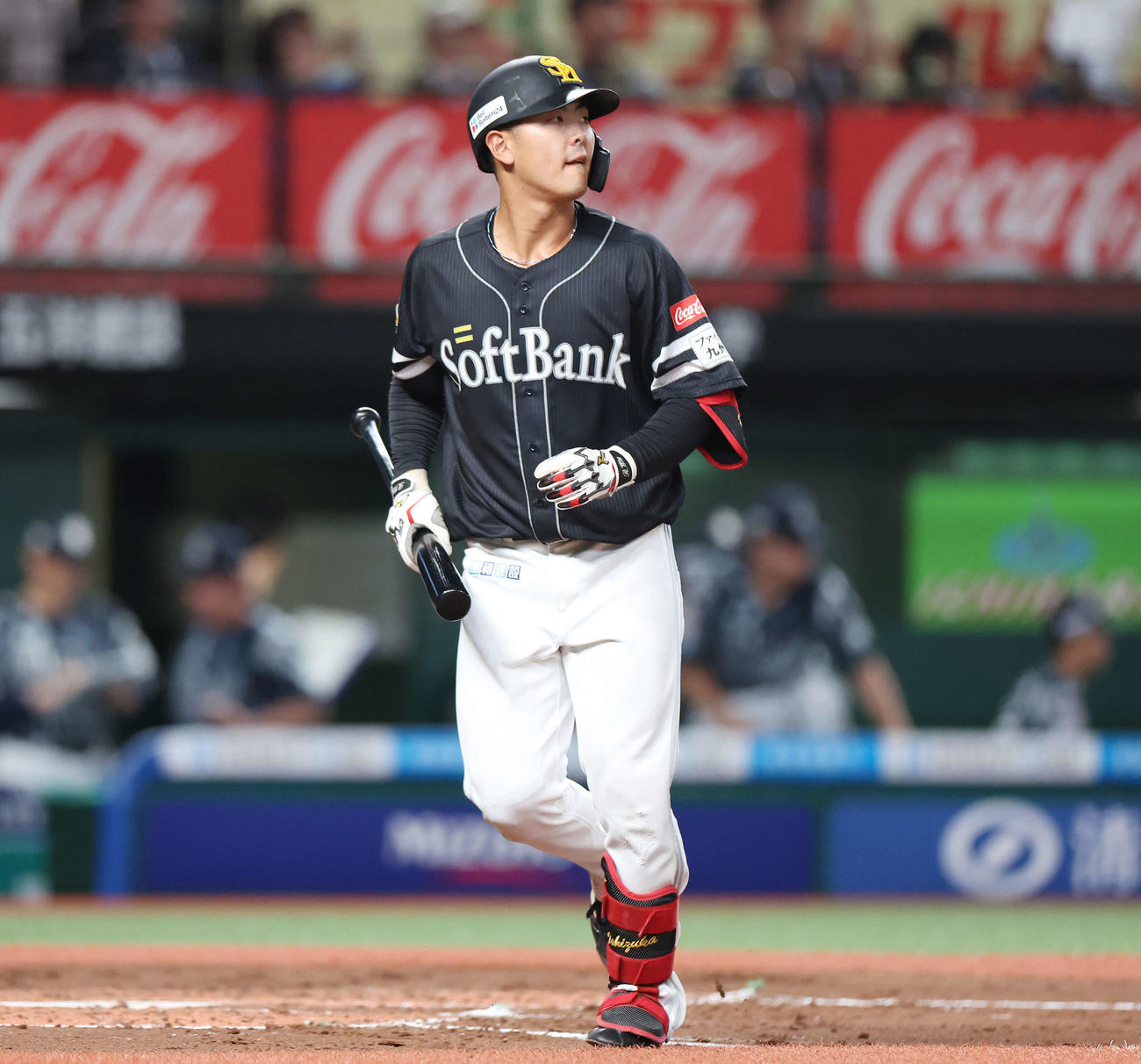 西武対ソフトバンク　2回表ソフトバンク2死三塁、空振り三振に倒れる石塚（撮影・宮地輝）