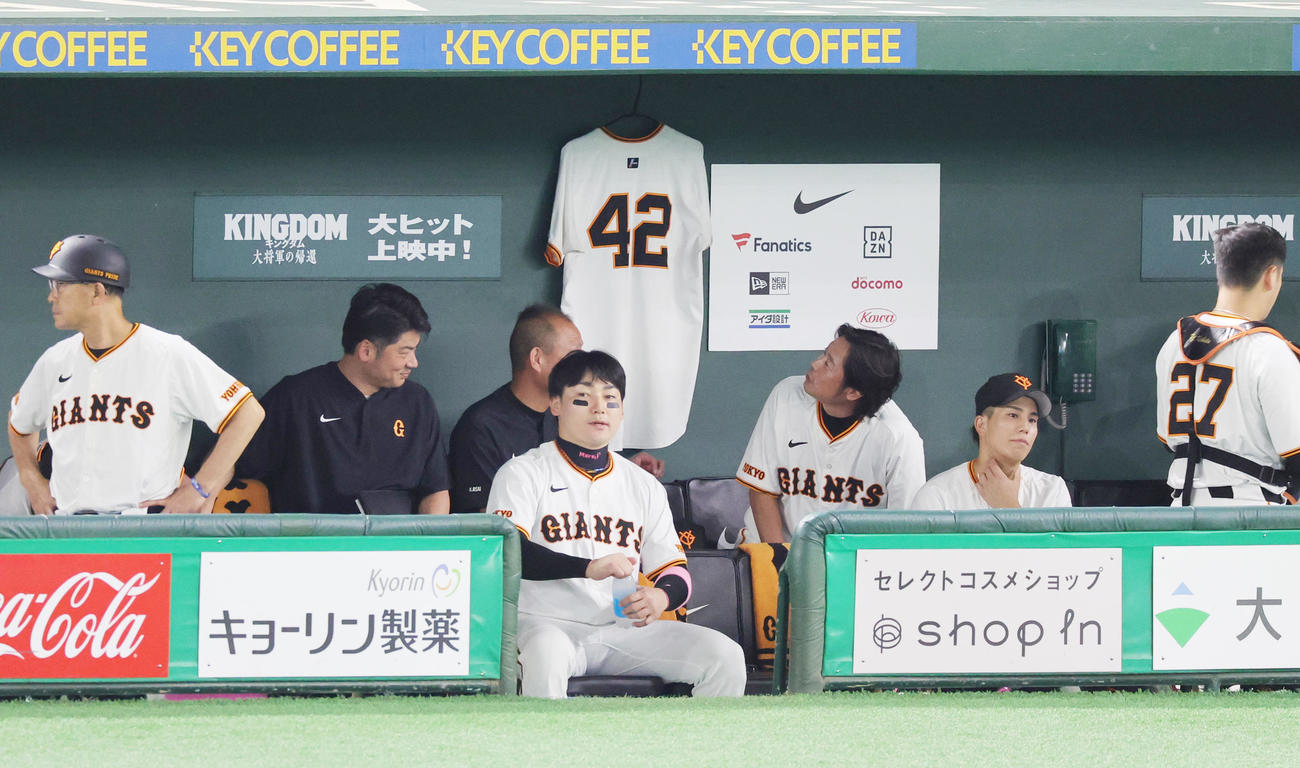 巨人対阪神　左手首骨折で離脱したヘルナンデスのユニホームが掲げられた巨人ベンチ（2024年8月12日撮影）