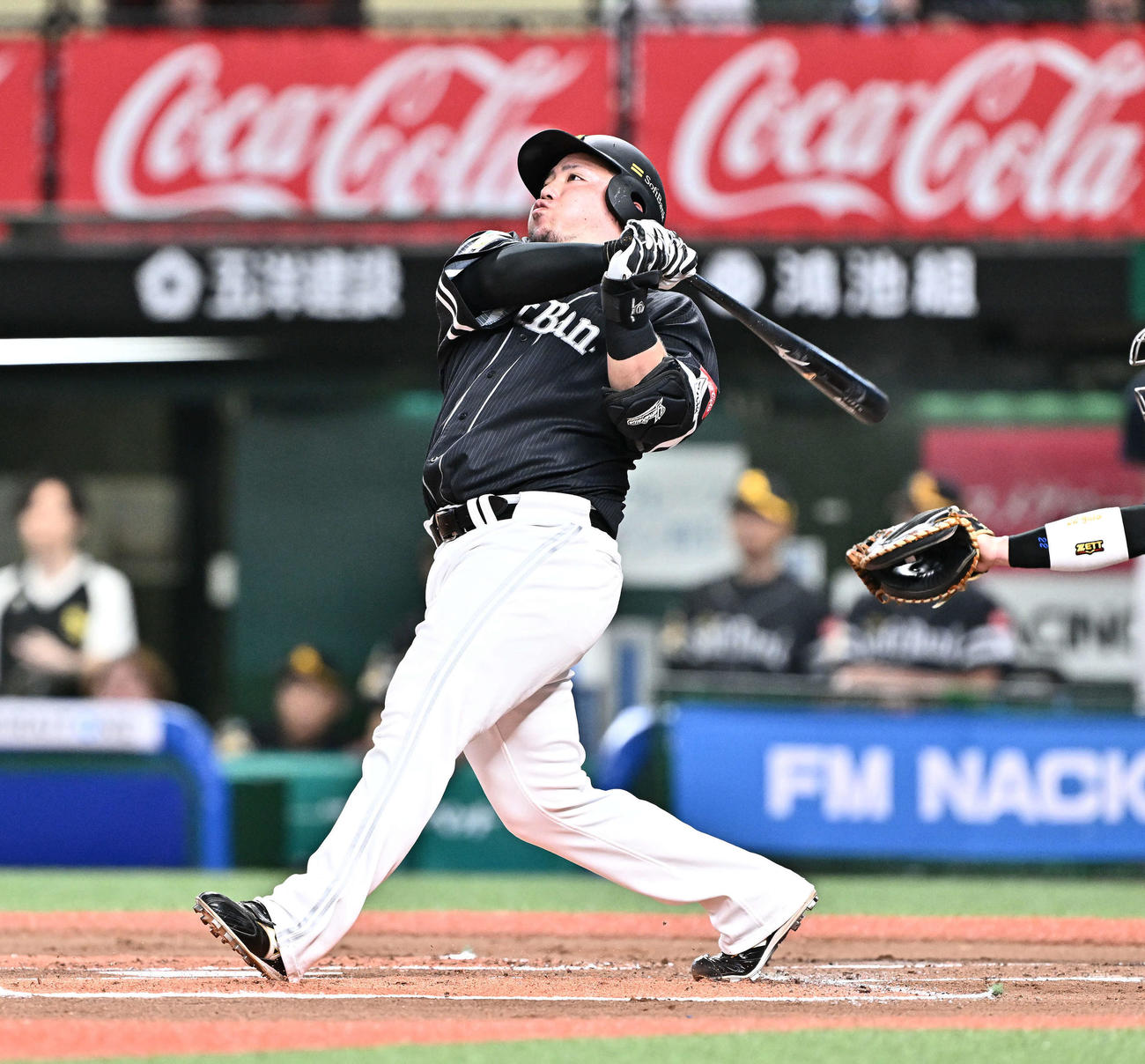 西武対ソフトバンク　1回表ソフトバンク2死一塁、山川は先制の左越え2点本塁打を放つ（撮影・滝沢徹郎）