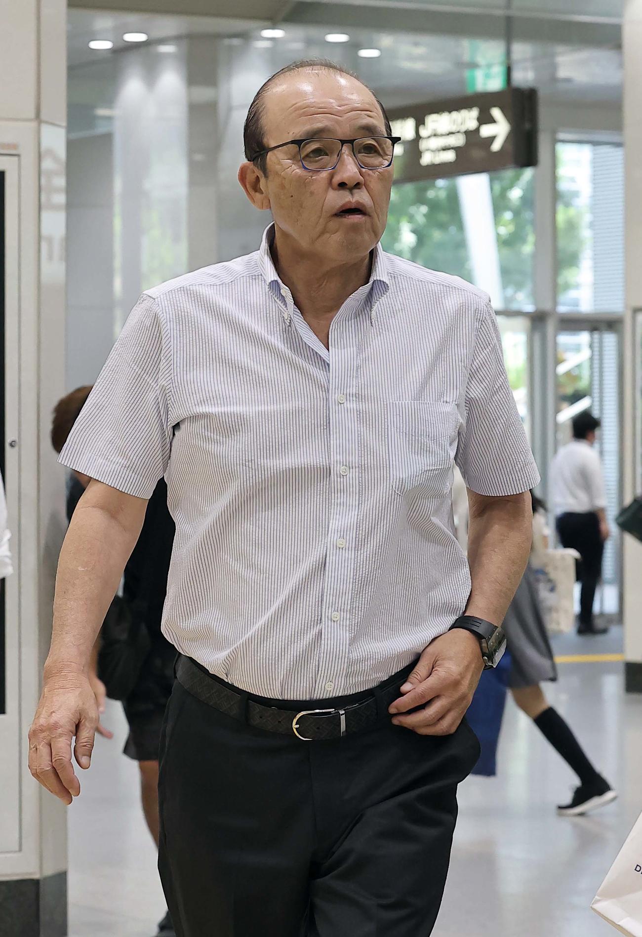 名古屋へ移動する岡田監督（撮影・上田博志）
