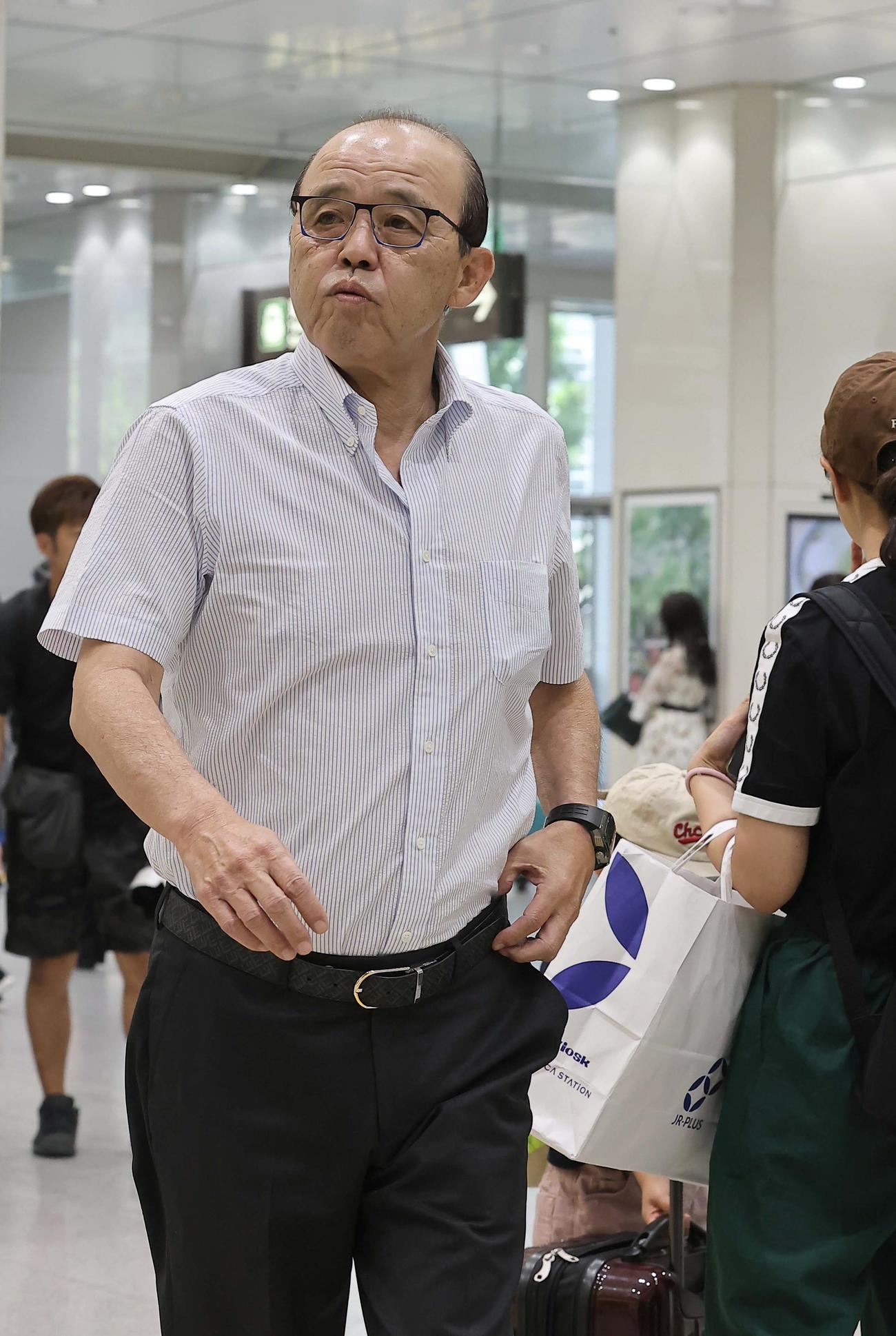 名古屋へ移動する岡田監督（撮影・上田博志）