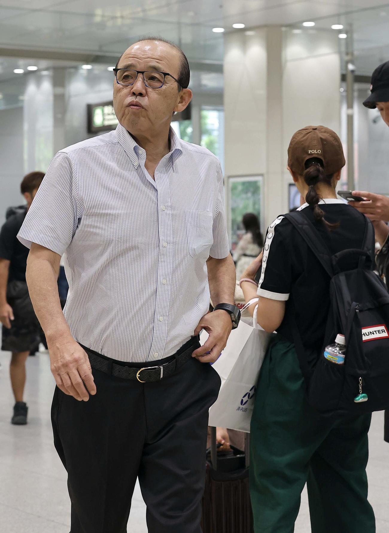 名古屋へ移動する岡田監督（撮影・上田博志）