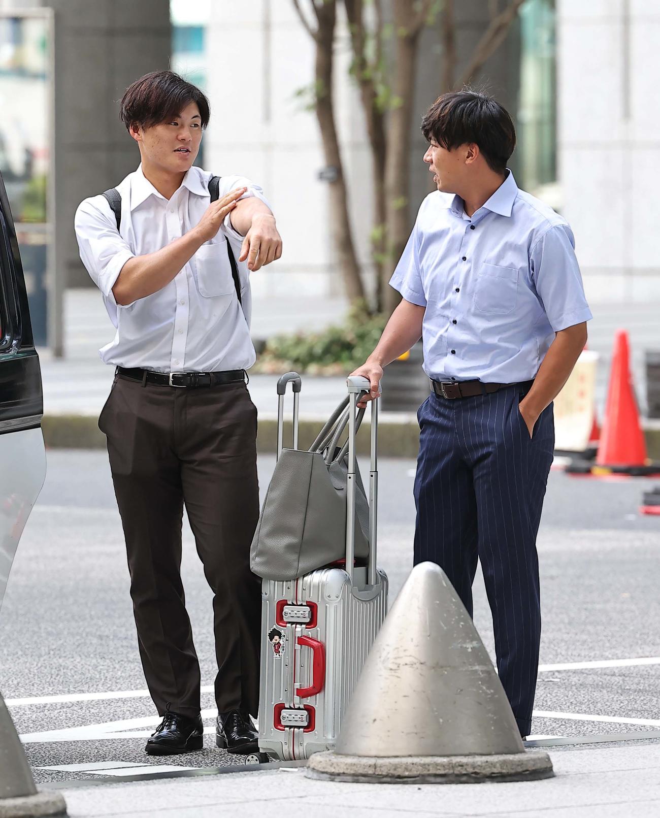 名古屋へ移動する阪神前川右京（左）と植田海（撮影・上田博志）