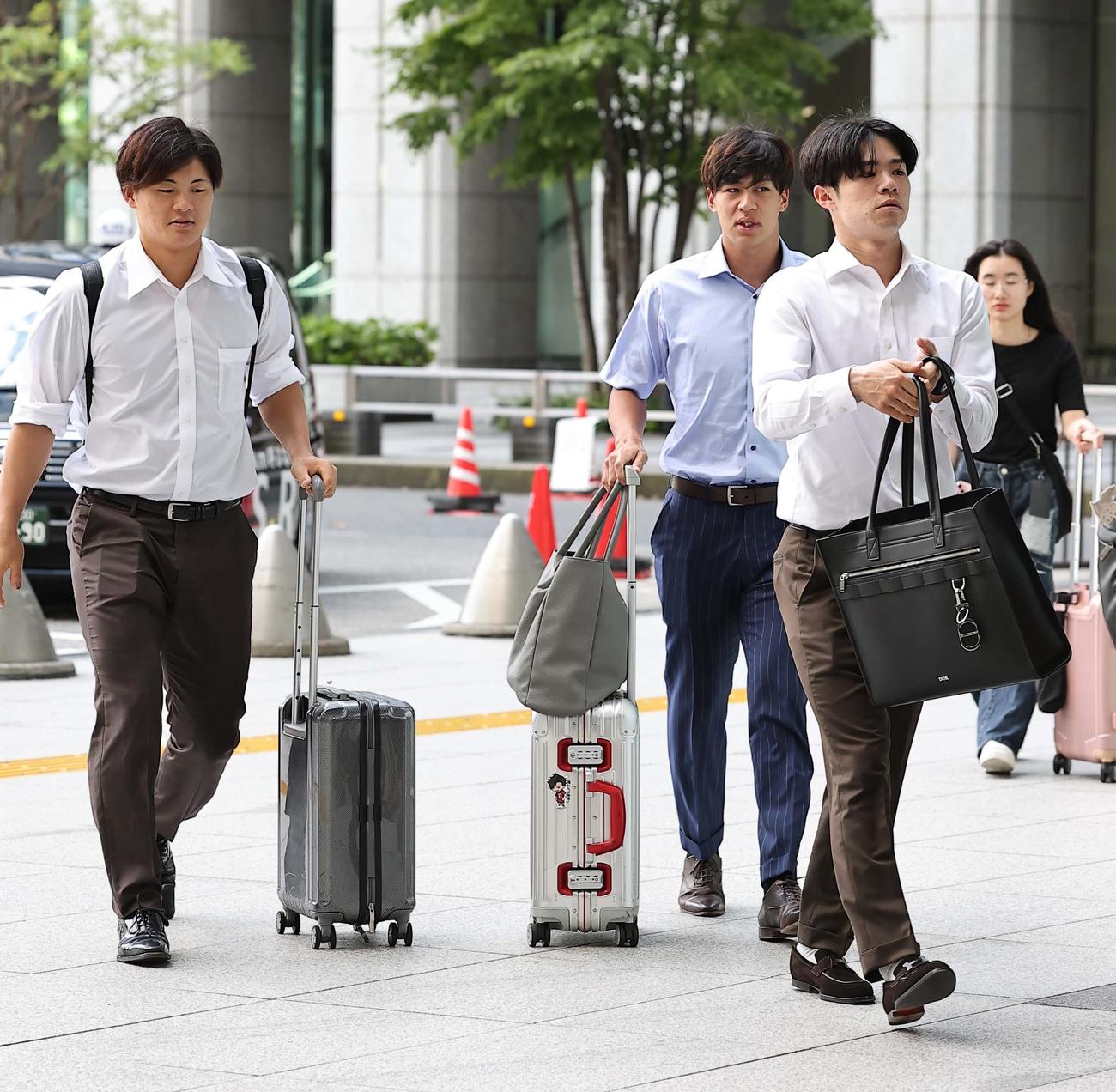 名古屋へ移動する右から阪神中野、植田、前川（撮影・上田博志）