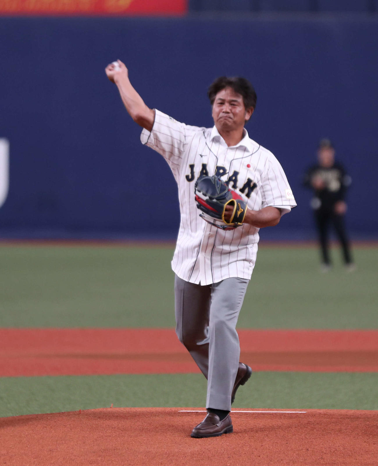 オリックス対楽天　侍ジャパンデーのため始球式に登場したオリックスOBの谷佳知氏（撮影・西尾就之）