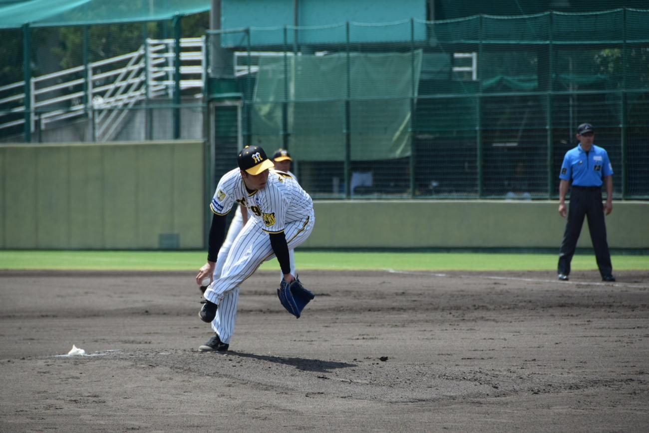 ウエスタン・リーグのオリックス戦で力投する阪神青柳