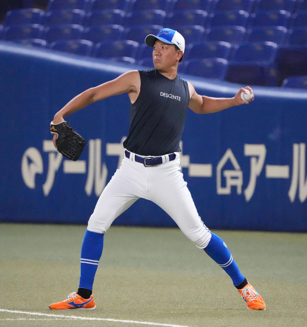 バンテリンドームでの練習でキャッチボールをする大野（撮影・森本幸一）